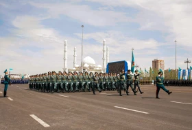 Астанадағы әскери парад: Жеңістің 80 жылдығына орай «Қазақ елі» алаңымен генералдар сап түзеп өтті - фото 65