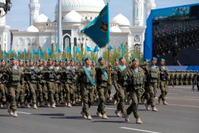 Астанадағы әскери парад: Жеңістің 80 жылдығына орай «Қазақ елі» алаңымен генералдар сап түзеп өтті - фото 66