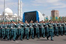 Астанадағы әскери парад: Жеңістің 80 жылдығына орай «Қазақ елі» алаңымен генералдар сап түзеп өтті - фото 68