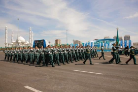 Астанадағы әскери парад: Жеңістің 80 жылдығына орай «Қазақ елі» алаңымен генералдар сап түзеп өтті - фото 69