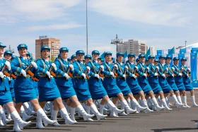 Астанадағы әскери парад: Жеңістің 80 жылдығына орай «Қазақ елі» алаңымен генералдар сап түзеп өтті - фото 70