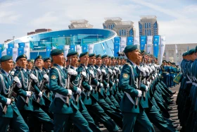 Астанадағы әскери парад: Жеңістің 80 жылдығына орай «Қазақ елі» алаңымен генералдар сап түзеп өтті - фото 71