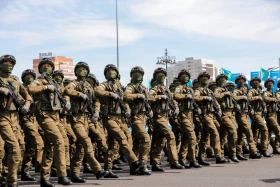 Астанадағы әскери парад: Жеңістің 80 жылдығына орай «Қазақ елі» алаңымен генералдар сап түзеп өтті - фото 72