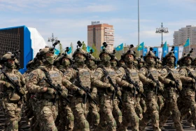 Астанадағы әскери парад: Жеңістің 80 жылдығына орай «Қазақ елі» алаңымен генералдар сап түзеп өтті - фото 73