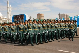 Астанадағы әскери парад: Жеңістің 80 жылдығына орай «Қазақ елі» алаңымен генералдар сап түзеп өтті - фото 74