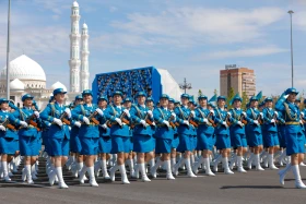 Астанадағы әскери парад: Жеңістің 80 жылдығына орай «Қазақ елі» алаңымен генералдар сап түзеп өтті - фото 75