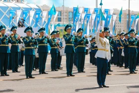 Астанадағы әскери парад: Жеңістің 80 жылдығына орай «Қазақ елі» алаңымен генералдар сап түзеп өтті - фото 76