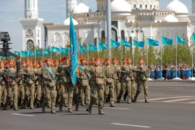 Астанадағы әскери парад: Жеңістің 80 жылдығына орай «Қазақ елі» алаңымен генералдар сап түзеп өтті - фото 77