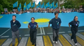 Almaty Residents Carried a Giant Flag of Kazakhstan in Honor of WWII Heroes - photo 1