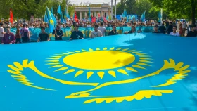 Almaty Residents Carried a Giant Flag of Kazakhstan in Honor of WWII Heroes - photo 2