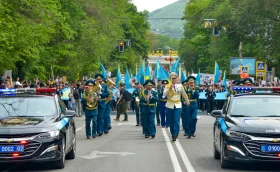 Almaty Residents Carried a Giant Flag of Kazakhstan in Honor of WWII Heroes - photo 3