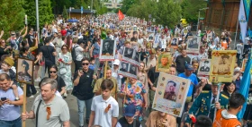 Almaty Residents Carried a Giant Flag of Kazakhstan in Honor of WWII Heroes - photo 4
