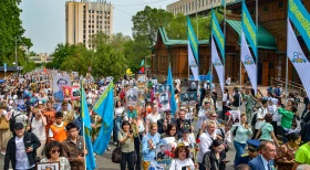 Almaty Residents Carried a Giant Flag of Kazakhstan in Honor of WWII Heroes - photo 5