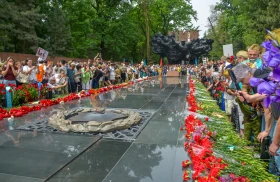 Almaty Residents Carried a Giant Flag of Kazakhstan in Honor of WWII Heroes - photo 6