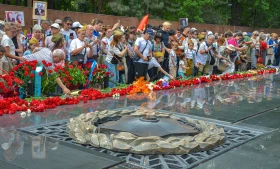 Almaty Residents Carried a Giant Flag of Kazakhstan in Honor of WWII Heroes - photo 7