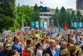 Almaty Residents Carried a Giant Flag of Kazakhstan in Honor of WWII Heroes - photo 8
