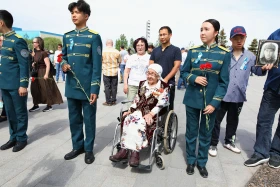 Астанада Жеңіс күніне арналған «Бейбіт аспан астында» атты ауқымды мереке өтті - фото 16