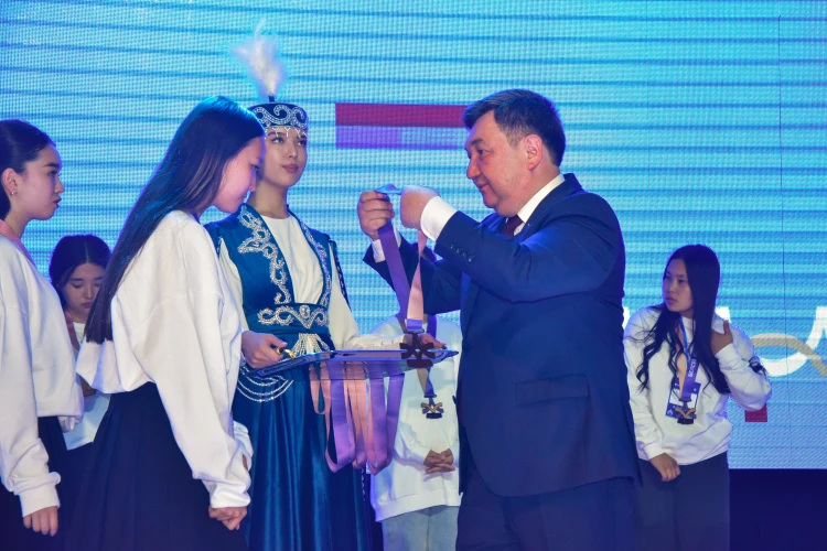 The winners of the intellectual Olympiad "Ana Tili" received educational grants.