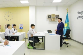 Minister of Education Gani Beisembayev held a homeroom session for students in the capital. - photo 3