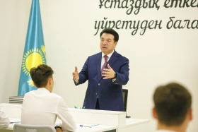 Minister of Education Gani Beisembayev held a homeroom session for students in the capital. - photo 5