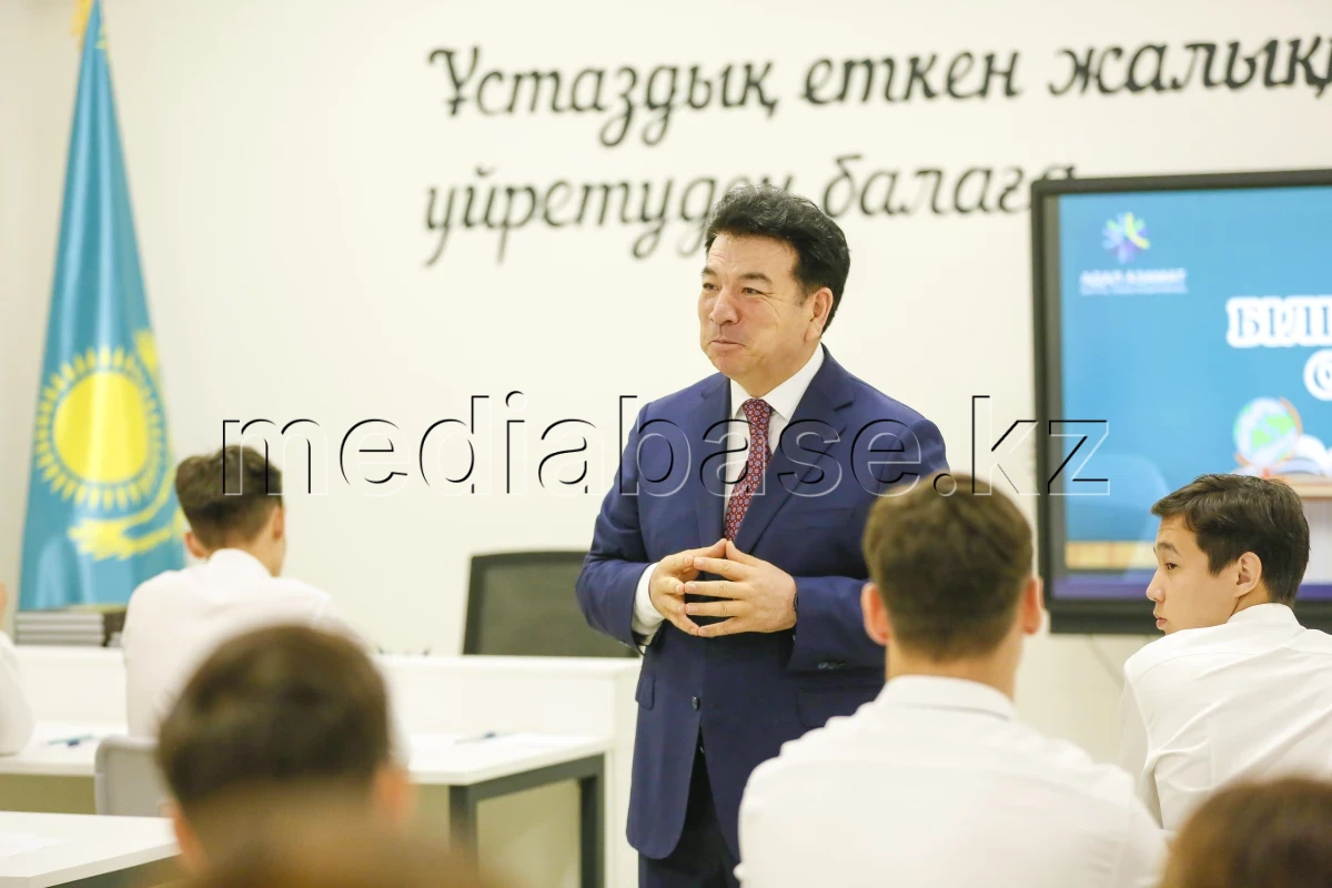 Minister of Education Gani Beisembayev held a homeroom session for students in the capital. - photo 1