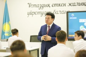 Minister of Education Gani Beisembayev held a homeroom session for students in the capital. - photo 1