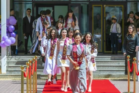 Оқу-ағарту министрі оқушыларды оқу жылының аяқталуымен құттықтады - фото 37