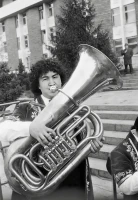 Звук степи: Молодой музыкант на духовых инструментах в национальном костюме - фото 1