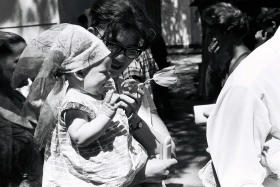 Алма-Атинский этюд: весна, сквер и тюльпаны в женских руках - фото 1