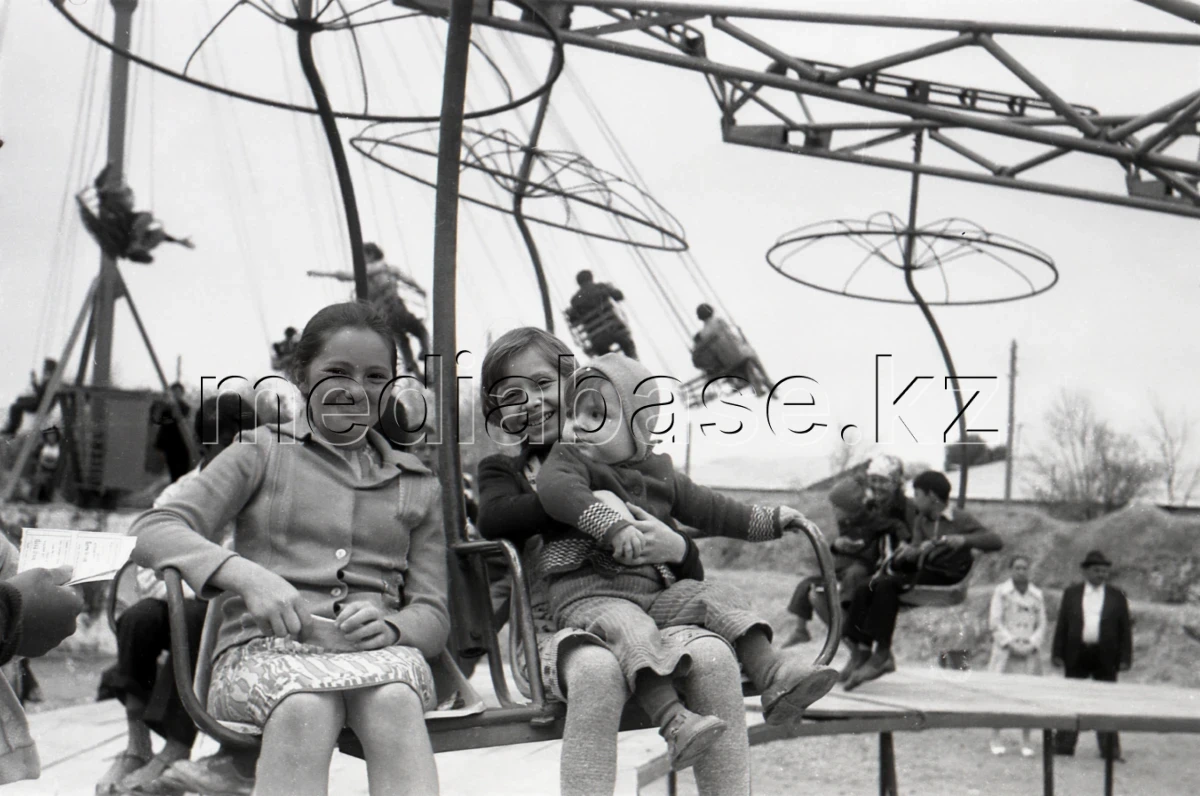 Rides and Queues: Life in Gorky Park of Alma-Ata in the 1980s - photo 1