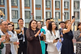 Housing certificates handed to media employees by order of President - photo 5