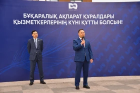 Housing certificates handed to media employees by order of President - photo 6