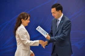 Housing certificates handed to media employees by order of President - photo 8