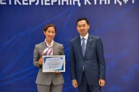 Housing certificates handed to media employees by order of President - photo 9