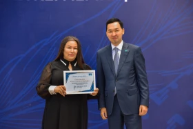 Housing certificates handed to media employees by order of President - photo 11