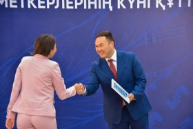 Housing certificates handed to media employees by order of President - photo 12