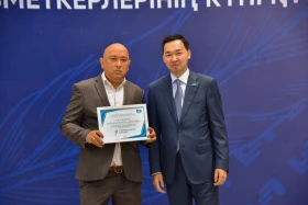 Housing certificates handed to media employees by order of President - photo 13