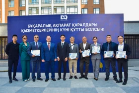 Housing certificates handed to media employees by order of President - photo 15