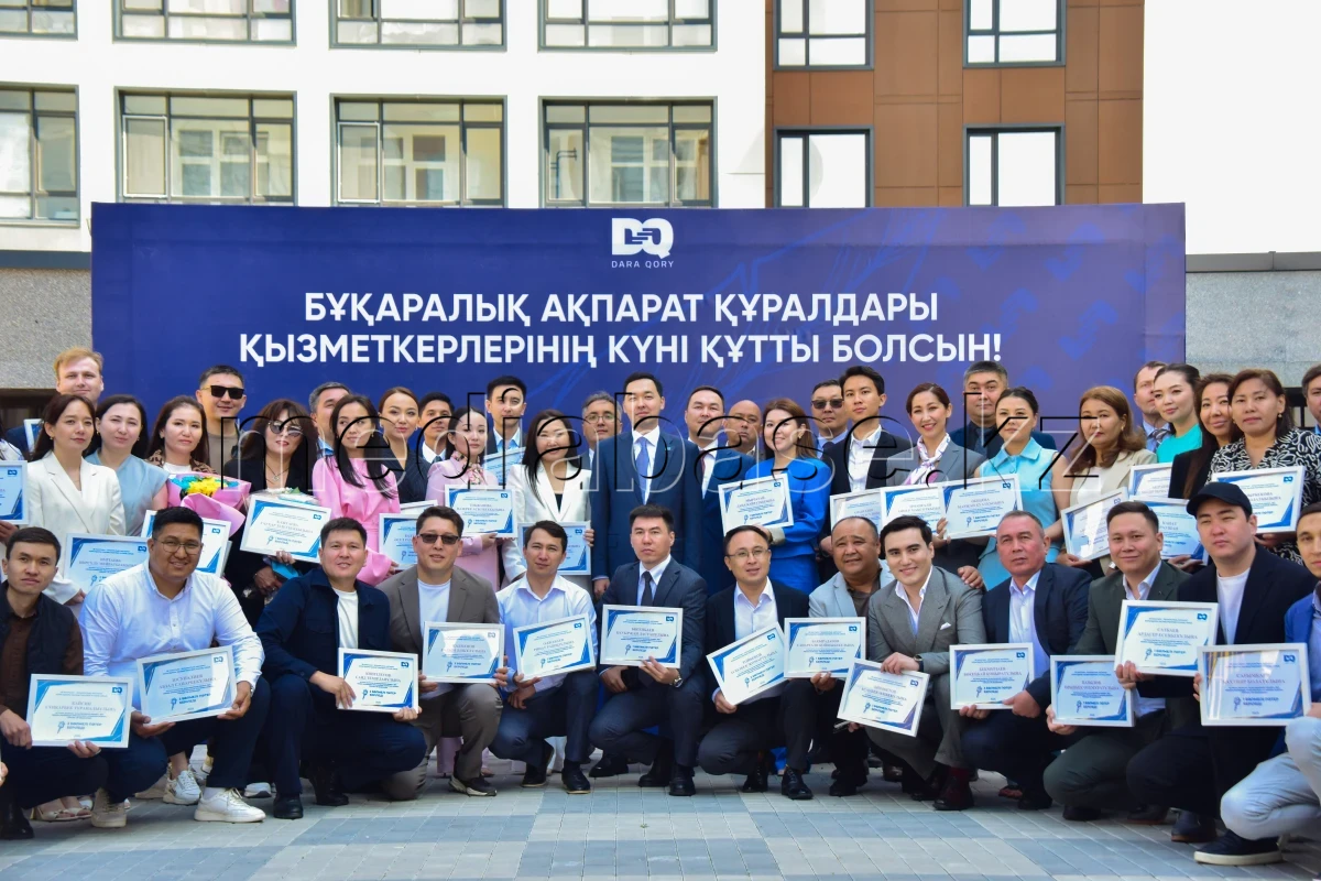 Housing certificates handed to media employees by order of President - photo 1