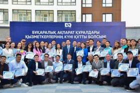 Housing certificates handed to media employees by order of President - photo 1