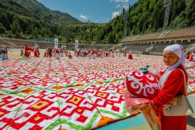Алматыда құрақ көрпе жинаудан әлемдік рекорд орнатылды - фото 6