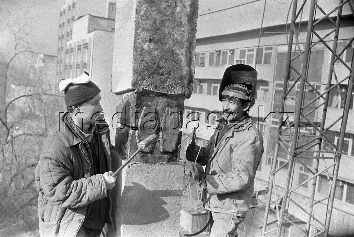 Мұнай өңдеу зауытының құрылысшылары. 1980-1990жж - фото 1