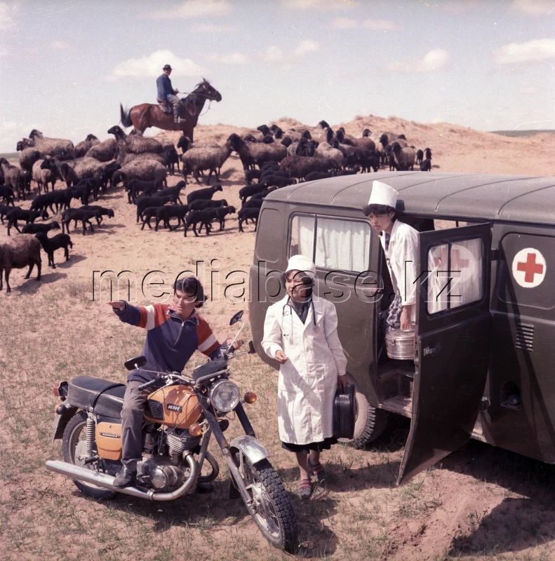 Ауыл тұрғындарына жедел жәрдем бригадасының келуі - фото 1