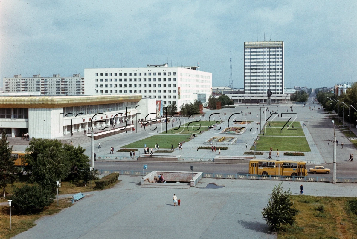 Целиноград жүрегі: 1991 жылғы орталық алаң - фото 1