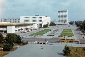 Сердце Целинограда: Центральная площадь, 1991 год - фото 1
