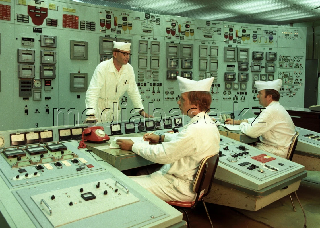 Атом реакторының басындағы мамандар - фото 1