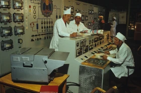 Атом реакторының басындағы мамандар - фото 2