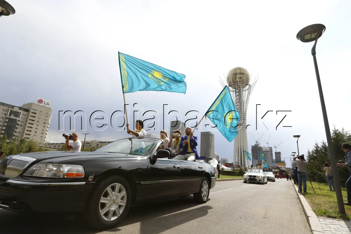 Олимпиада чемпиондары мен жүлдегерлері Астана көшелерімен жүріп өтті - фото 1