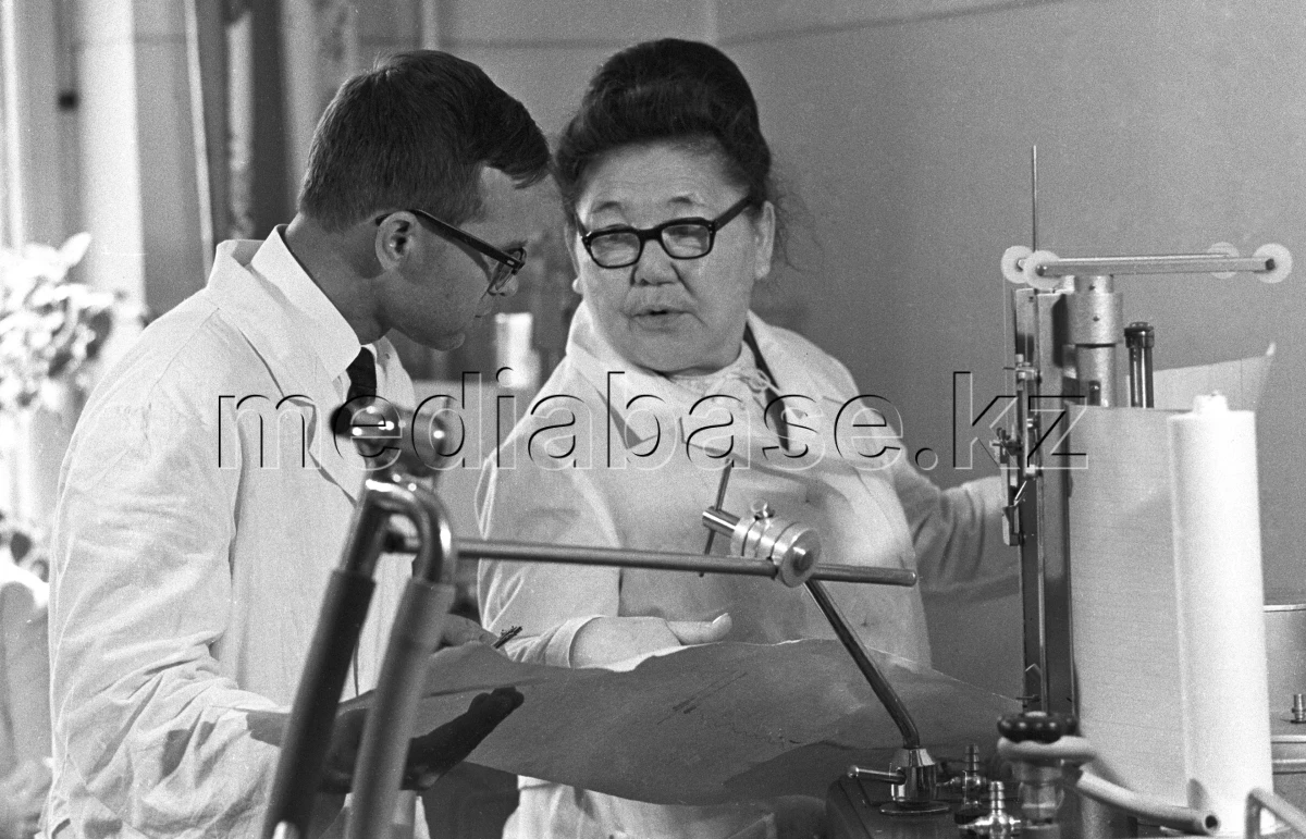 А.Бесенова — Ана мен бала денсаулығын қорғау институтының директоры. Алматы, 1970 ж. - фото 1