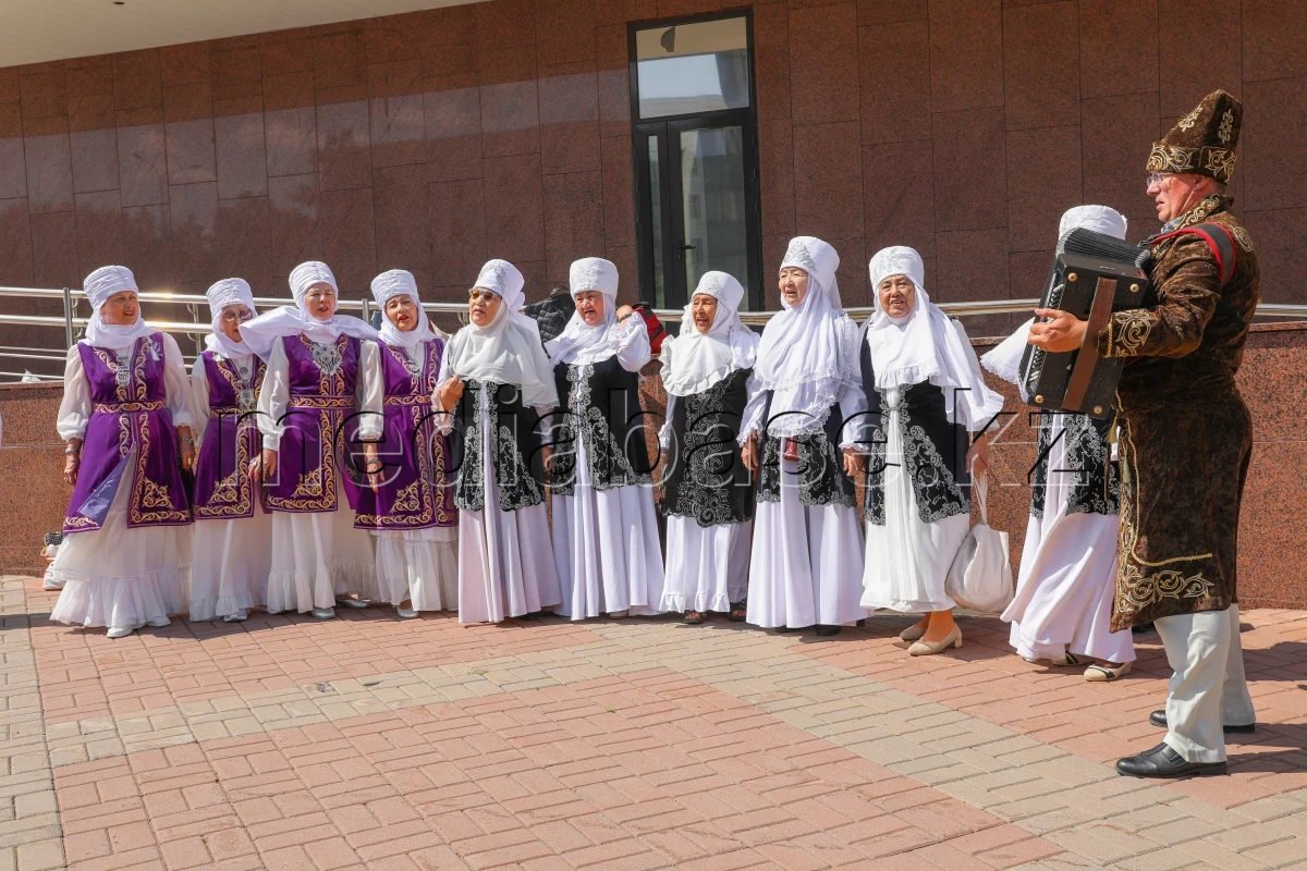 Абай әндері қалалық автобуста: Астанада ерекше челлендж өтті - фото 1